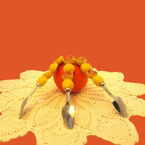 Vintage orange & yellow Boston Warehouse stainless steel grapefruit spoons - Picture 2 of 5